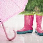 paraguas y botas de agua de niña